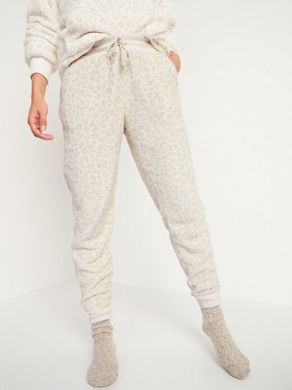 *Final Price* Old Navy Mid-Rise Cozy Faux-Fur Jogger Sweatpants in Cream Leopard